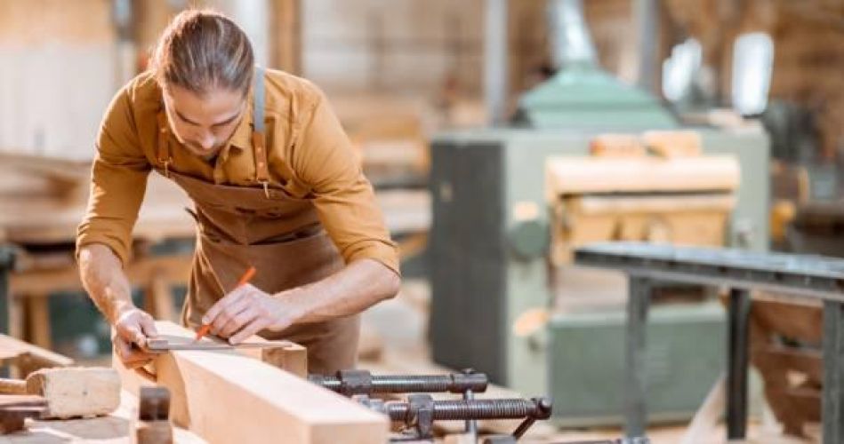 Сборщик изделий из древесины